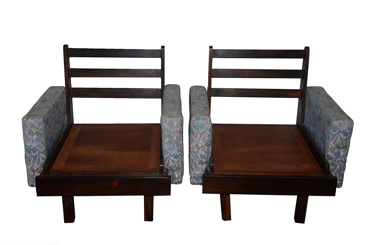 Conjunto de sofá ( med. 2,20 x 0,70 m.) e duas poltronas (med. 0,72 x... - foto 4 de 4