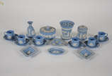 Diversas peças de porcelana inglesa Wedgwood az... - Diversas peças de porcelana inglesa Wedgwood azul com figuras brancas em relevo, sendo: 6 xícaras com pires para café, floreira, vaso, 4 bowls, ...