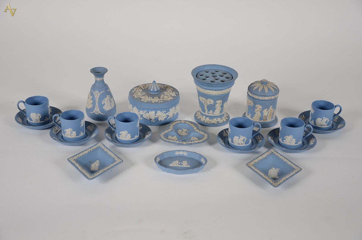 Diversas peças de porcelana inglesa Wedgwood azul com figuras brancas...