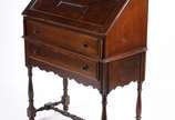 Escrivaninha de madeira nobre com 2 gavetas e t... - Escrivaninha de madeira nobre com 2 gavetas e tampo articulado com gavetinhas internas, pernas torneadas ligadas por trave inferior.