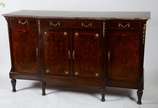 Móvel Buffet de madeira nobre estilo francês, 4... - Móvel Buffet de madeira nobre estilo francês, 4 gavetas e 4 portas parquetadas, aplicações em bronze e tampo em mármore. Medidas: 60 x 183 cm. A...