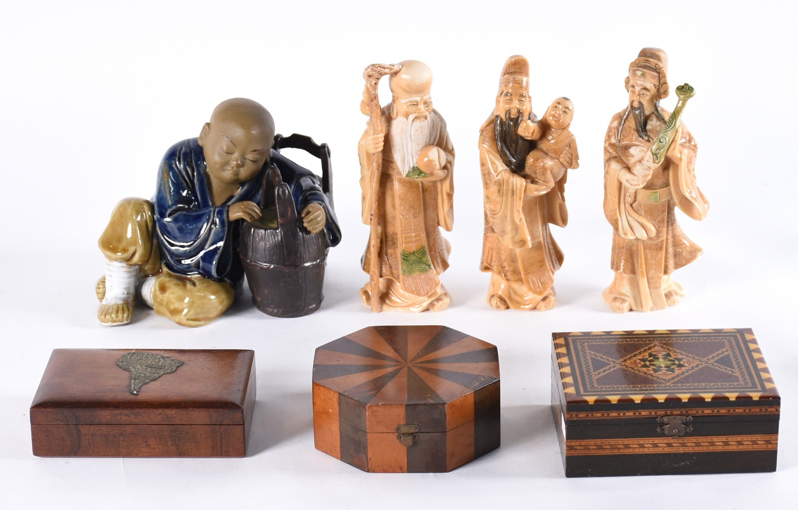 Diversas peças, sendo: 3 estatuetas de resina oriental, menino de... - foto 1 de 11