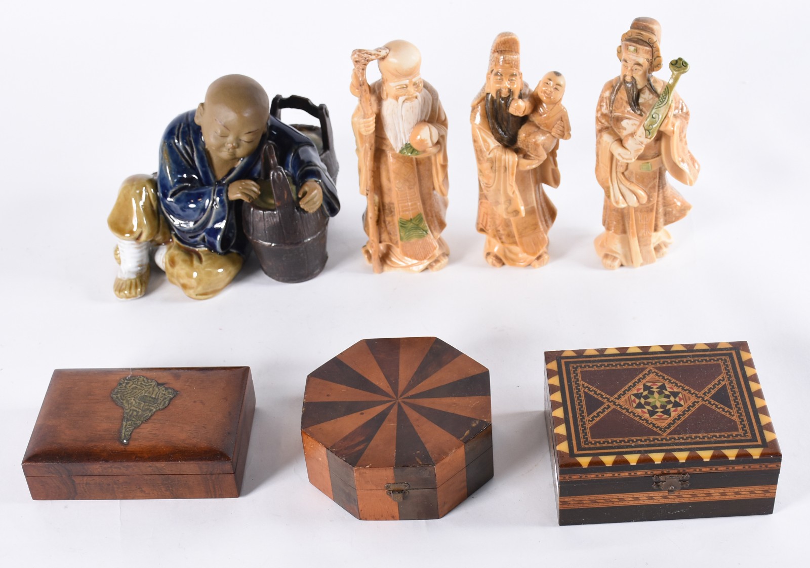 Diversas peças, sendo: 3 estatuetas de resina oriental, menino de... - foto 2 de 11