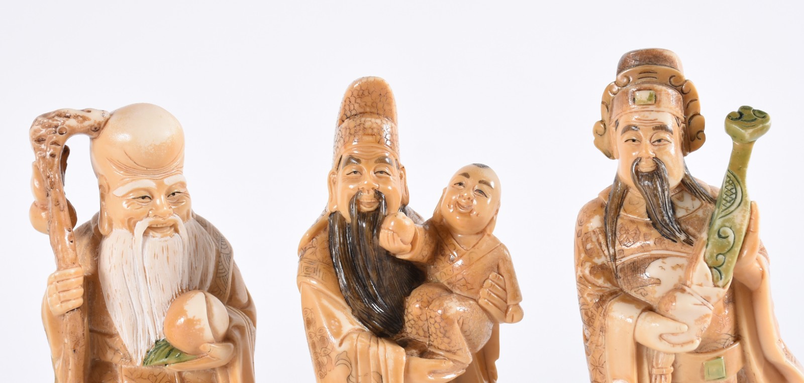 Diversas peças, sendo: 3 estatuetas de resina oriental, menino de... - foto 3 de 11
