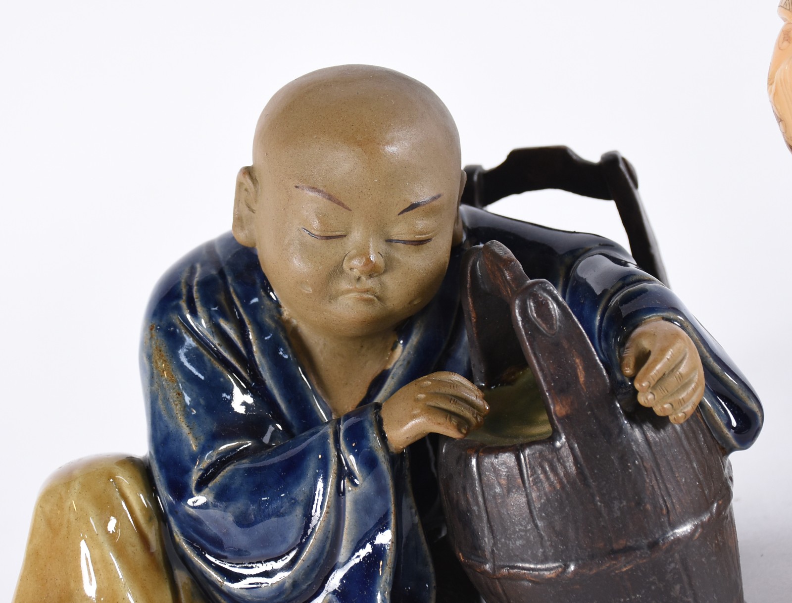 Diversas peças, sendo: 3 estatuetas de resina oriental, menino de... - foto 4 de 11
