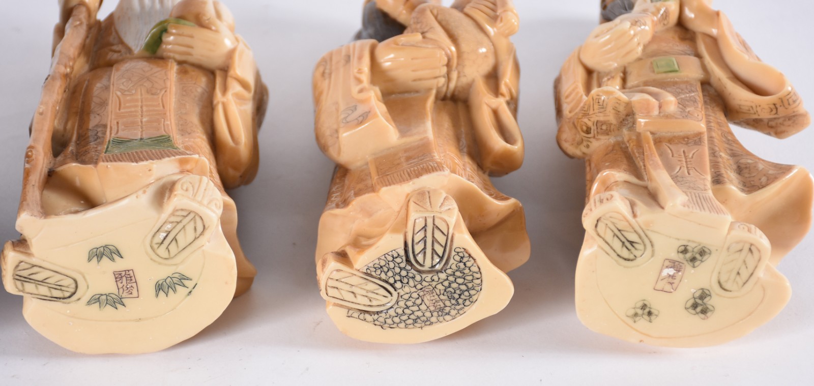 Diversas peças, sendo: 3 estatuetas de resina oriental, menino de... - foto 10 de 11