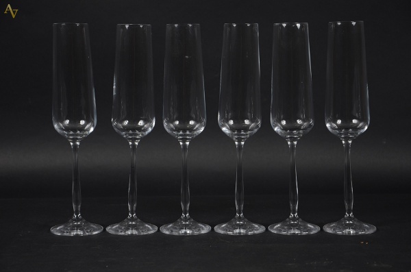 Seis flutes de cristal para champagne.