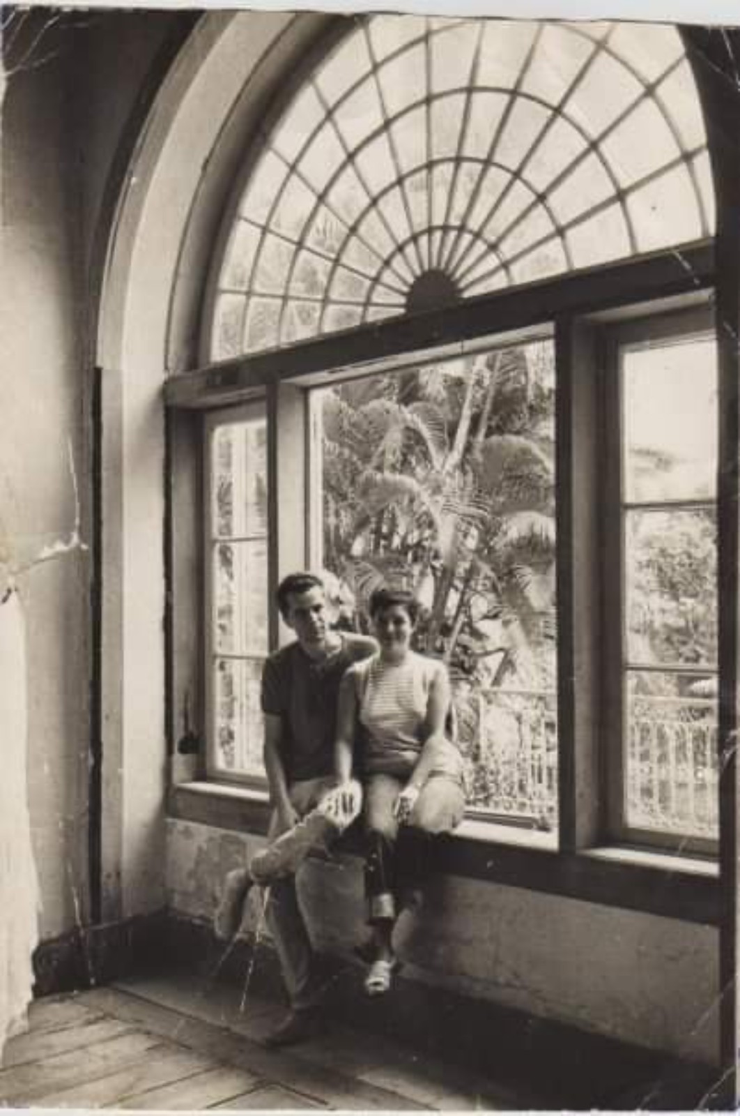 Antiga e importante cômoda com alçada de madeira nobre em dois tons... - foto 9 de 9