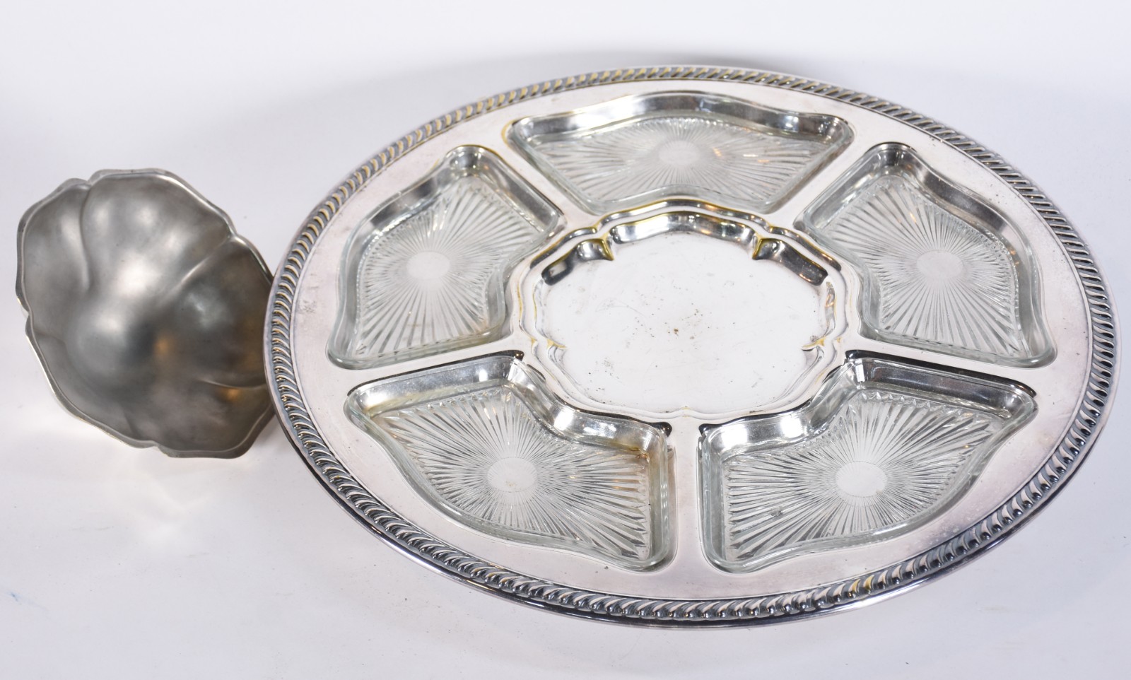 Porta petiscos de metal prateado com recipientes de cristal, (alguns... - foto 3 de 6