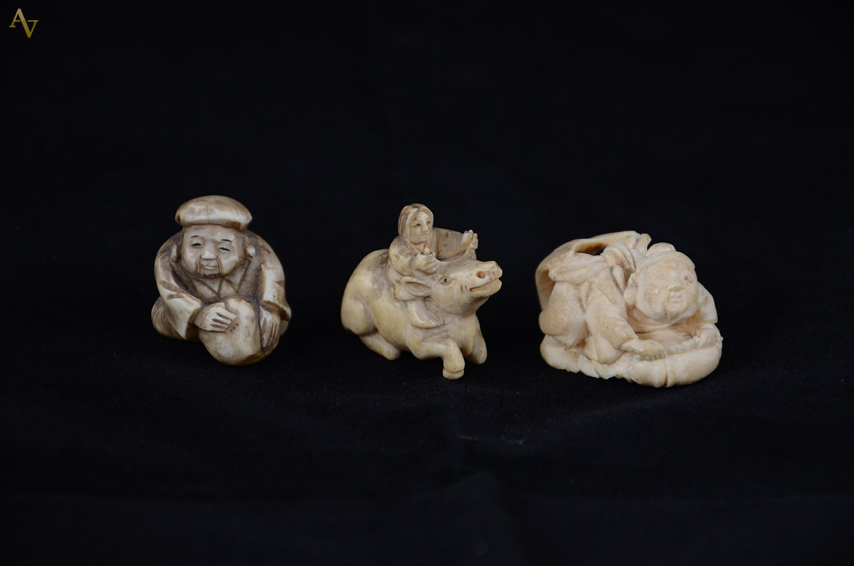 Três NETSUKES de marfim assinados, alts. 3 cm.- Séc. XIX - foto 1 de 2