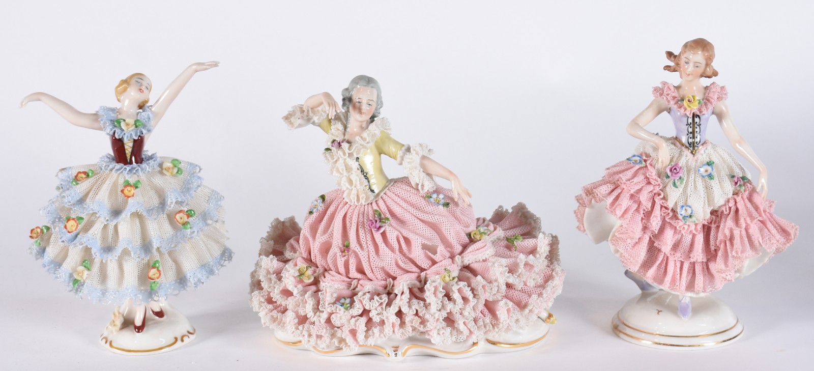 Três esculturas de porcelana representando bailarinas, saias com... - foto 1 de 7