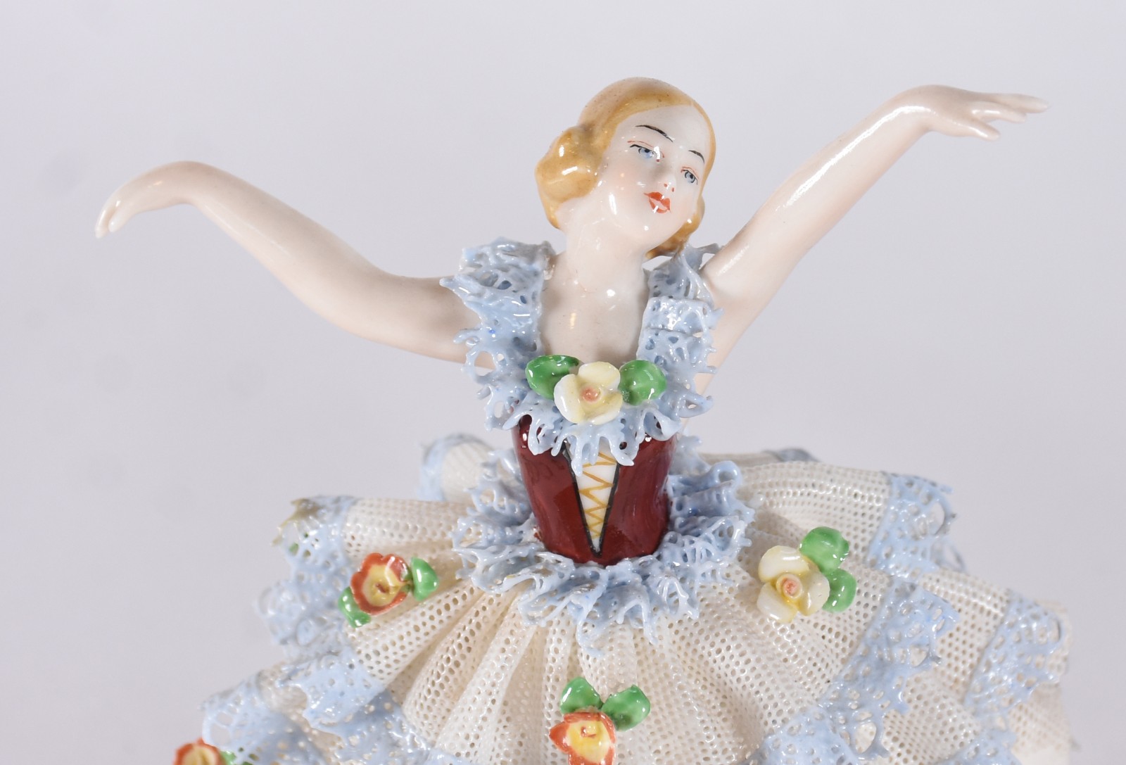 Três esculturas de porcelana representando bailarinas, saias com... - foto 2 de 7
