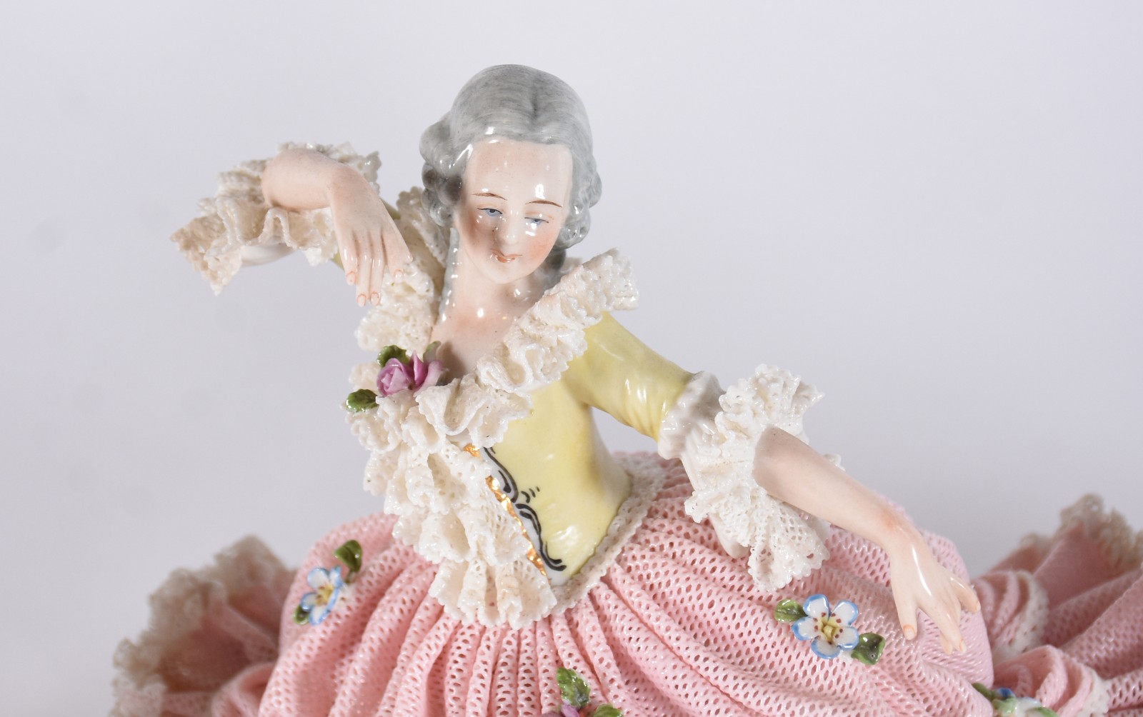 Três esculturas de porcelana representando bailarinas, saias com... - foto 3 de 7