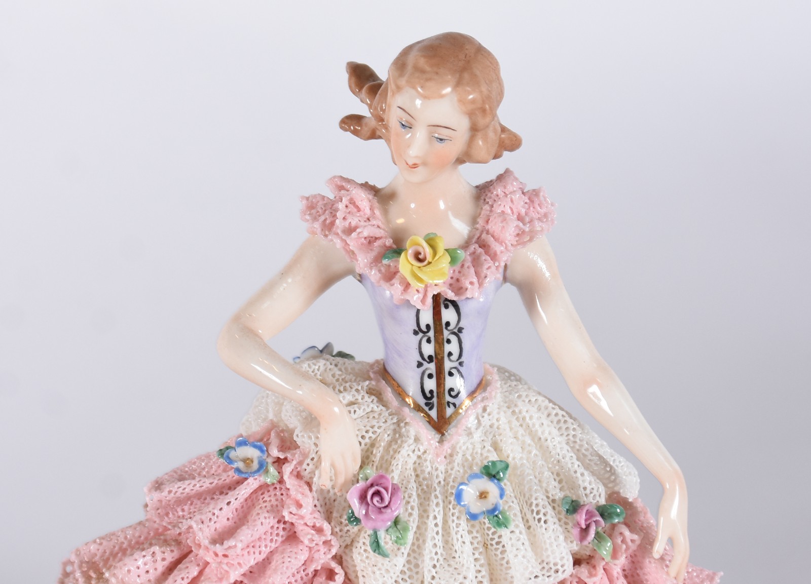 Três esculturas de porcelana representando bailarinas, saias com... - foto 4 de 7