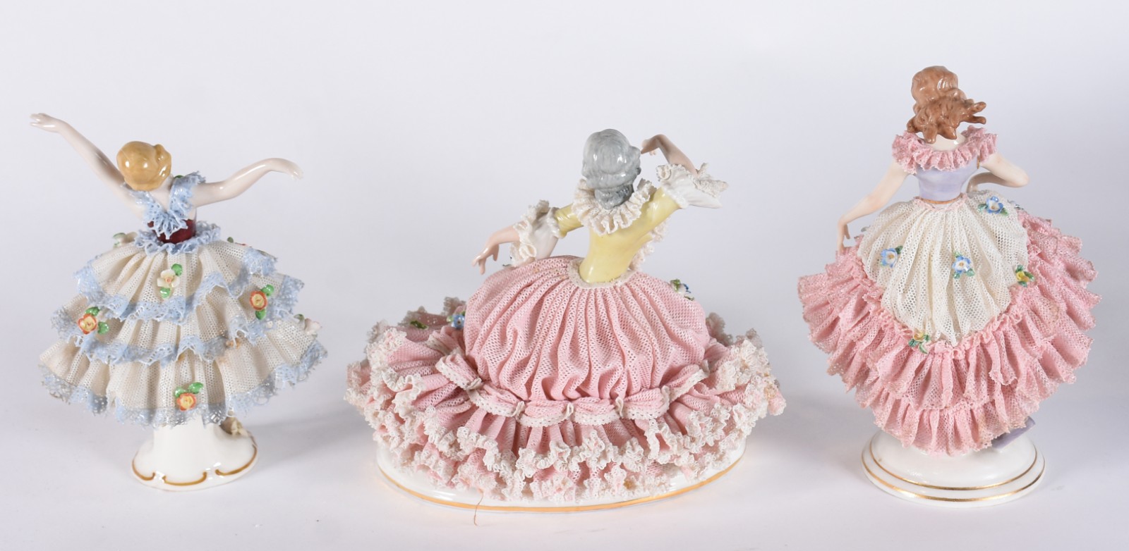 Três esculturas de porcelana representando bailarinas, saias com... - foto 5 de 7