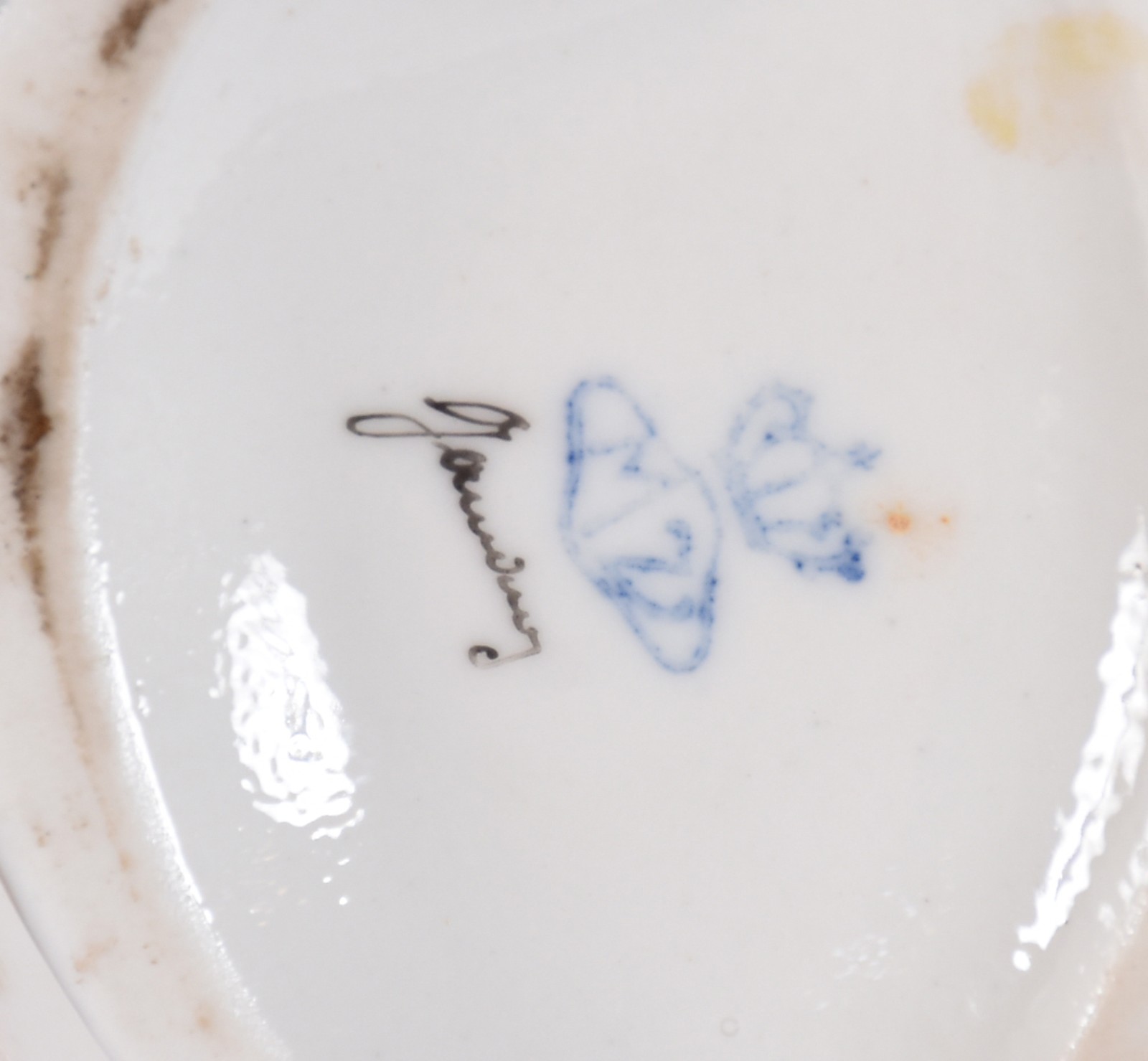 Três esculturas de porcelana representando bailarinas, saias com... - foto 6 de 7