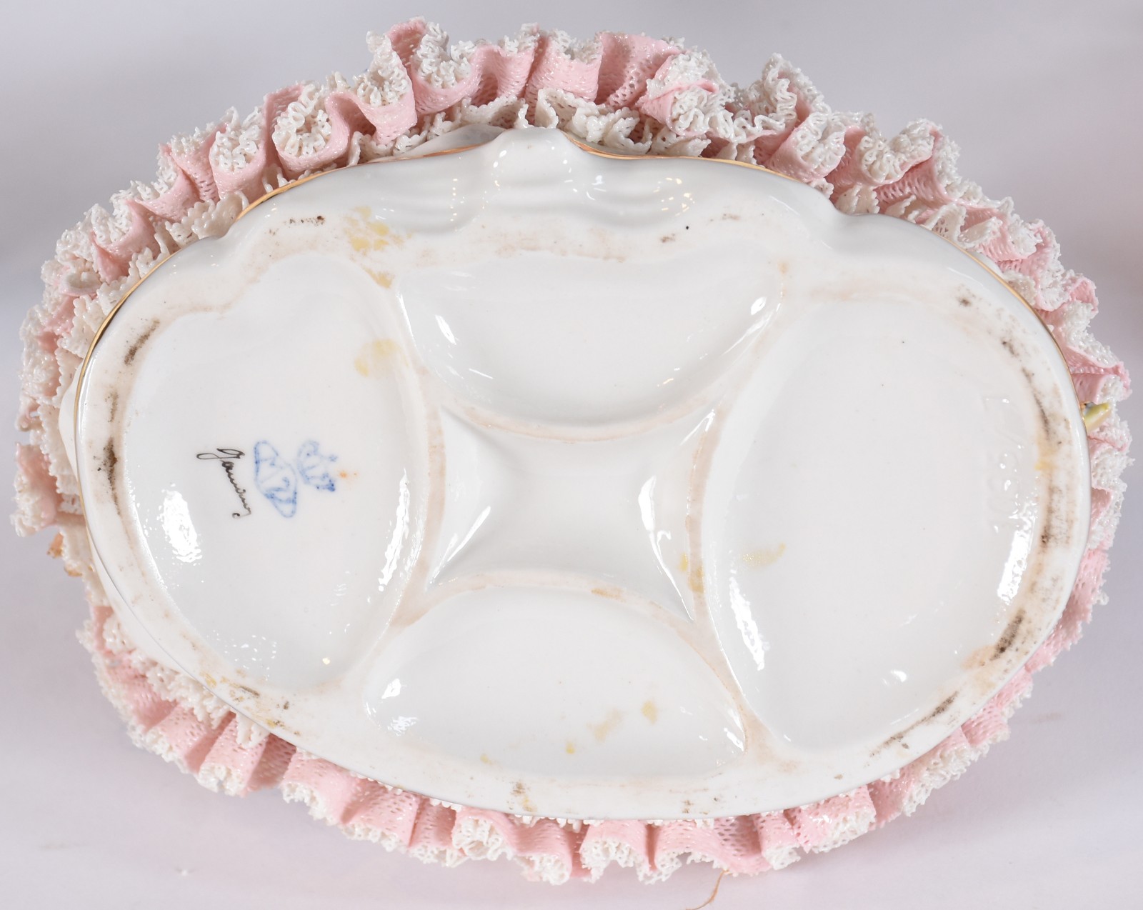 Três esculturas de porcelana representando bailarinas, saias com... - foto 7 de 7