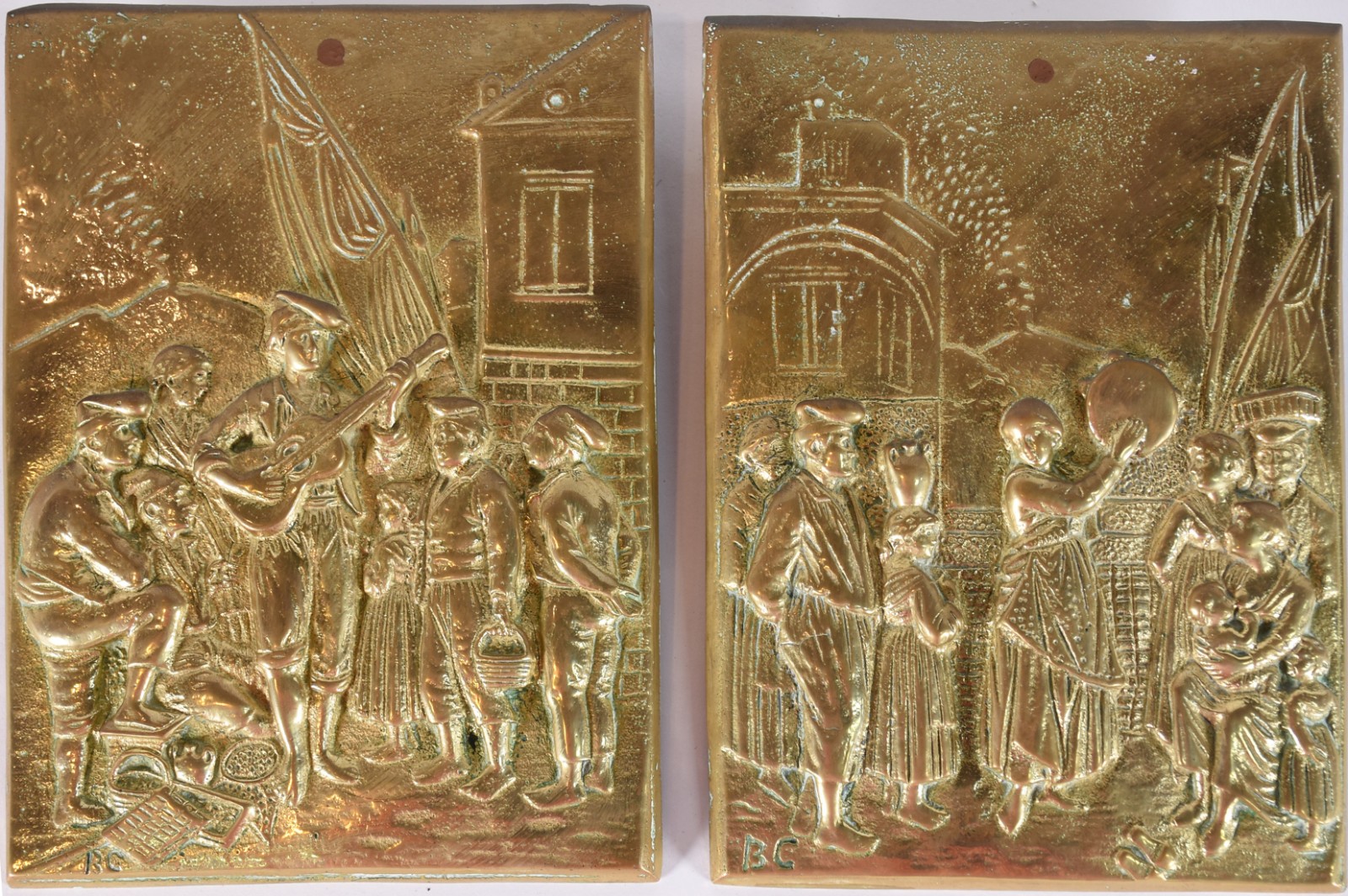 Par de placas de bronze com figuras em relevo, assinada B.C. - foto 1 de 4