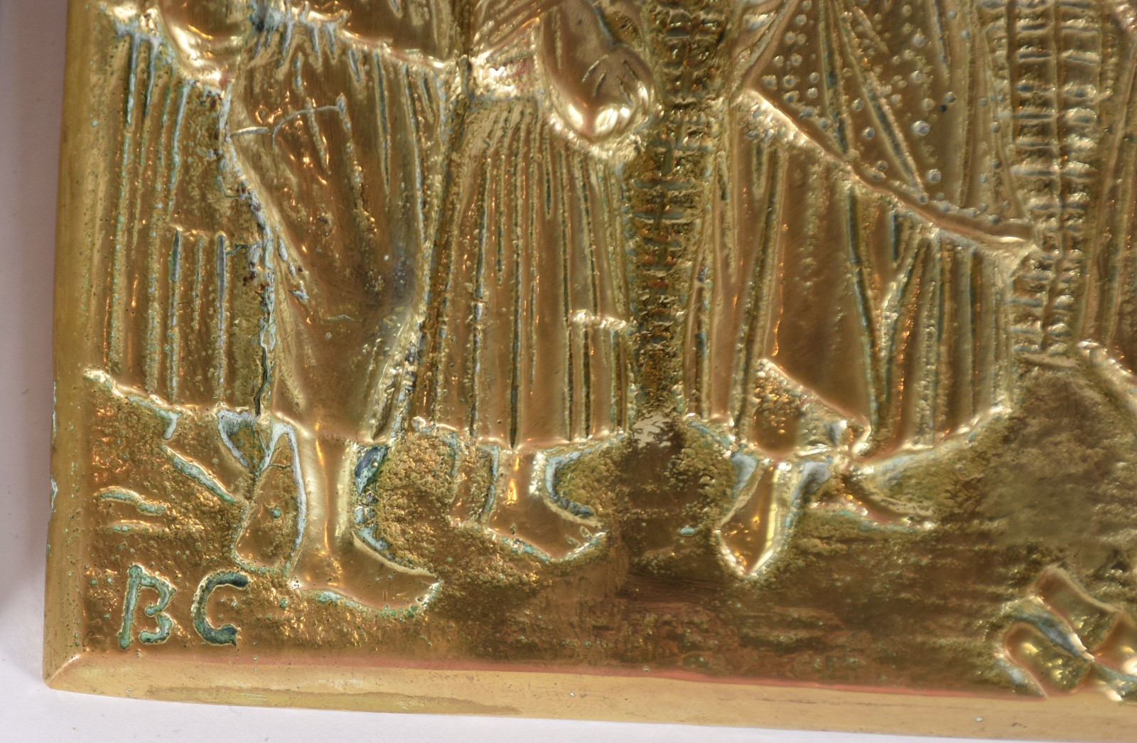 Par de placas de bronze com figuras em relevo, assinada B.C. - foto 2 de 4