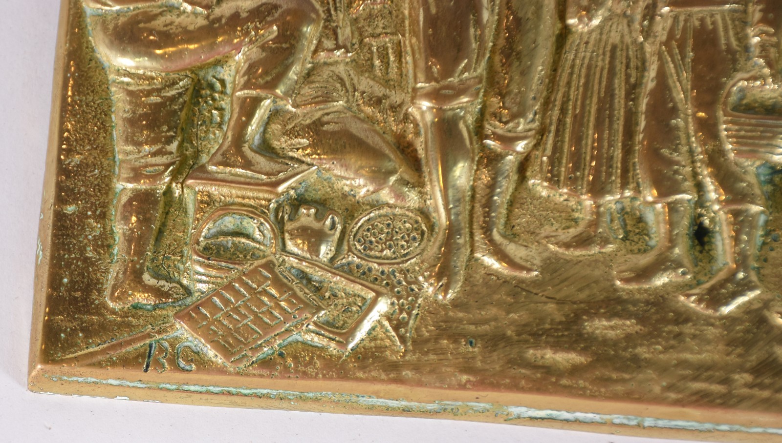 Par de placas de bronze com figuras em relevo, assinada B.C. - foto 3 de 4