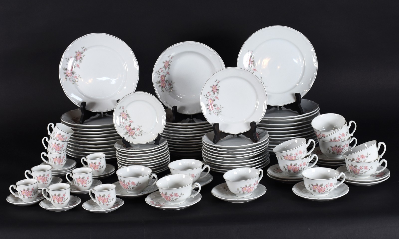 Serviço de porcelana Schmidt composto de: 24 pratos rasos (1 com fio... - foto 1 de 6