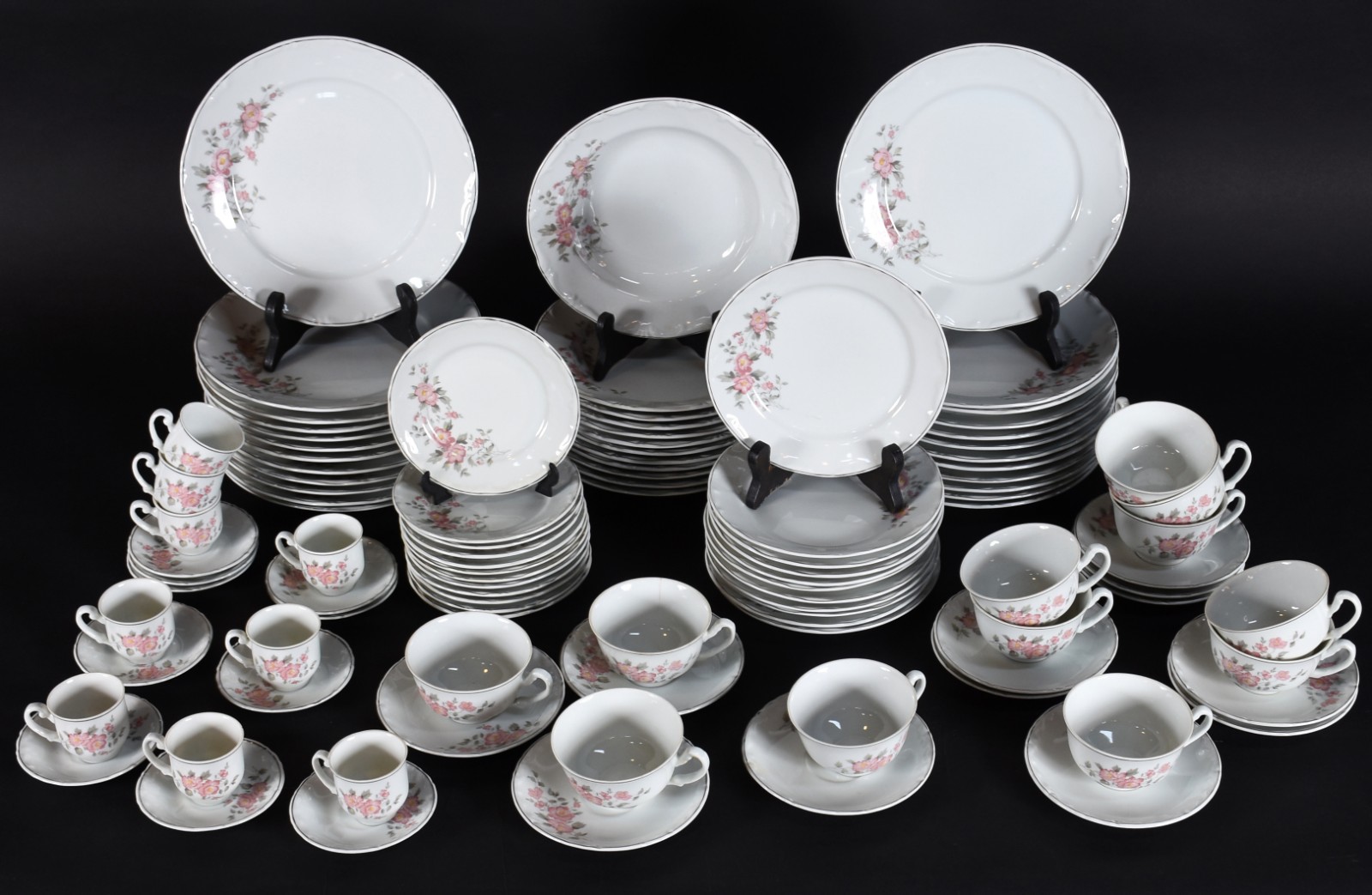 Serviço de porcelana Schmidt composto de: 24 pratos rasos (1 com fio... - foto 2 de 6