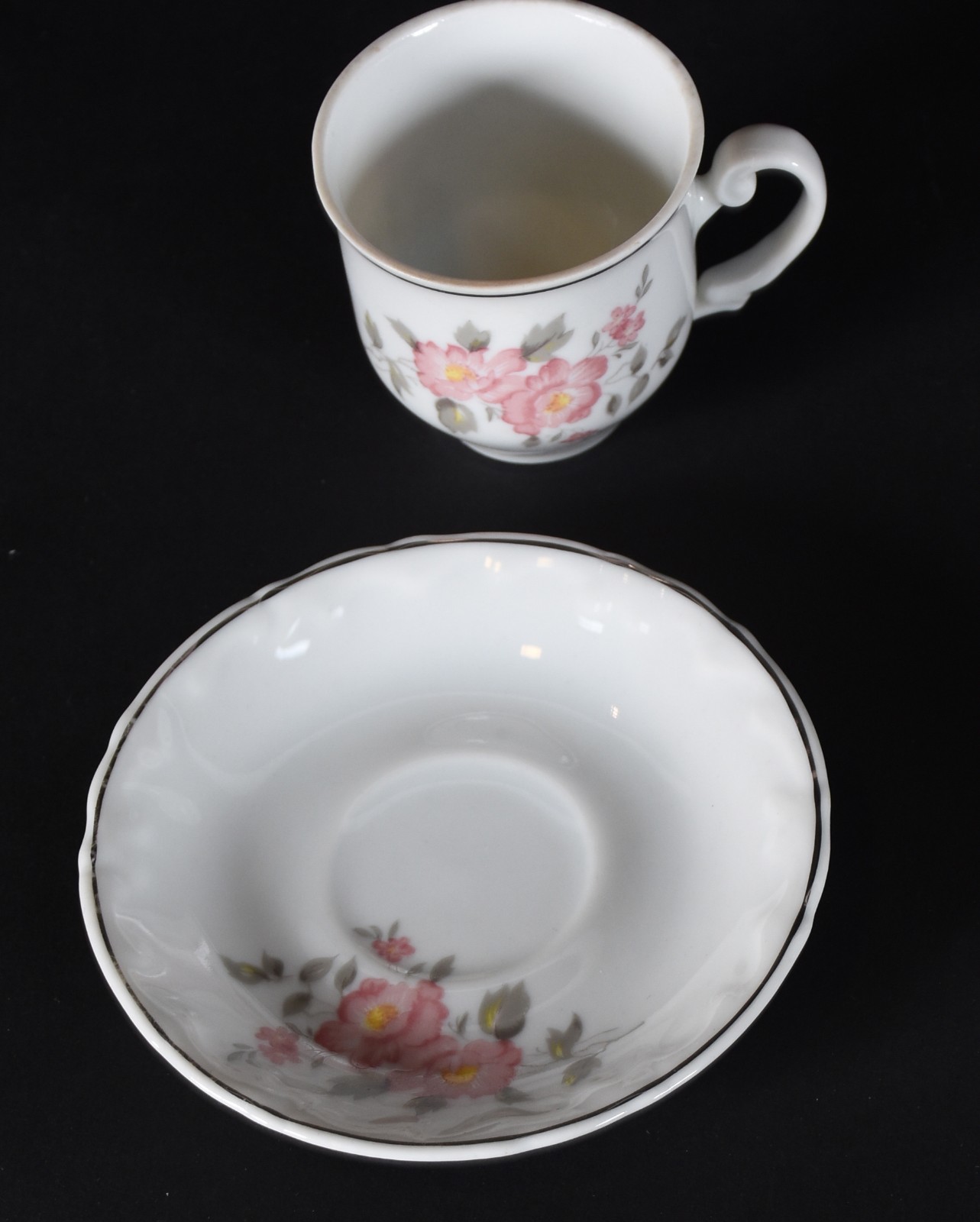 Serviço de porcelana Schmidt composto de: 24 pratos rasos (1 com fio... - foto 3 de 6