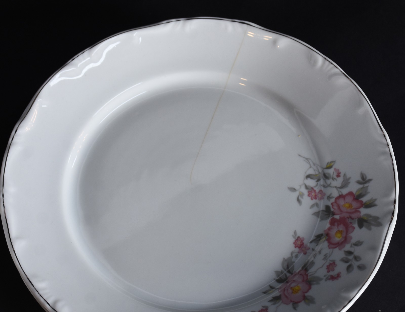 Serviço de porcelana Schmidt composto de: 24 pratos rasos (1 com fio... - foto 5 de 6