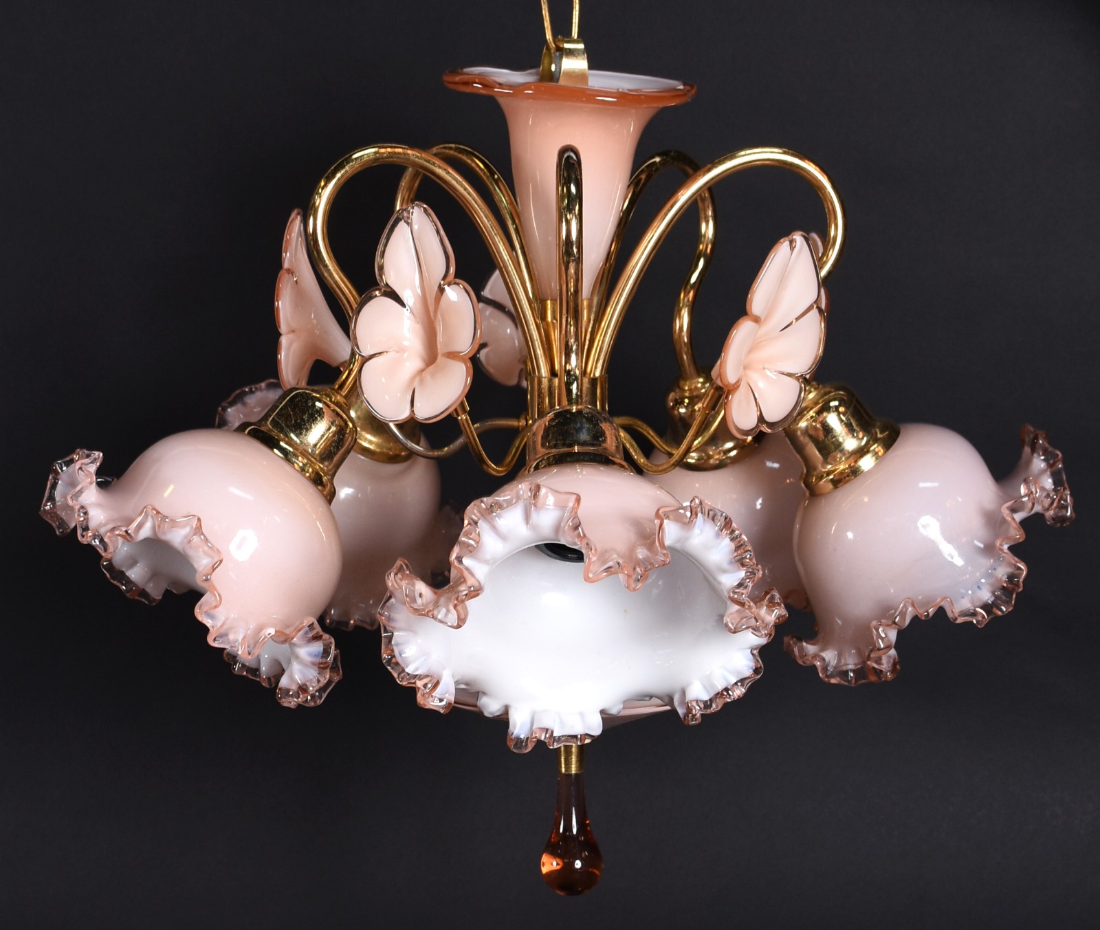 Lustre de metal dourado para 5 velas, mangas de vidro na cor rosa. - foto 1 de 3