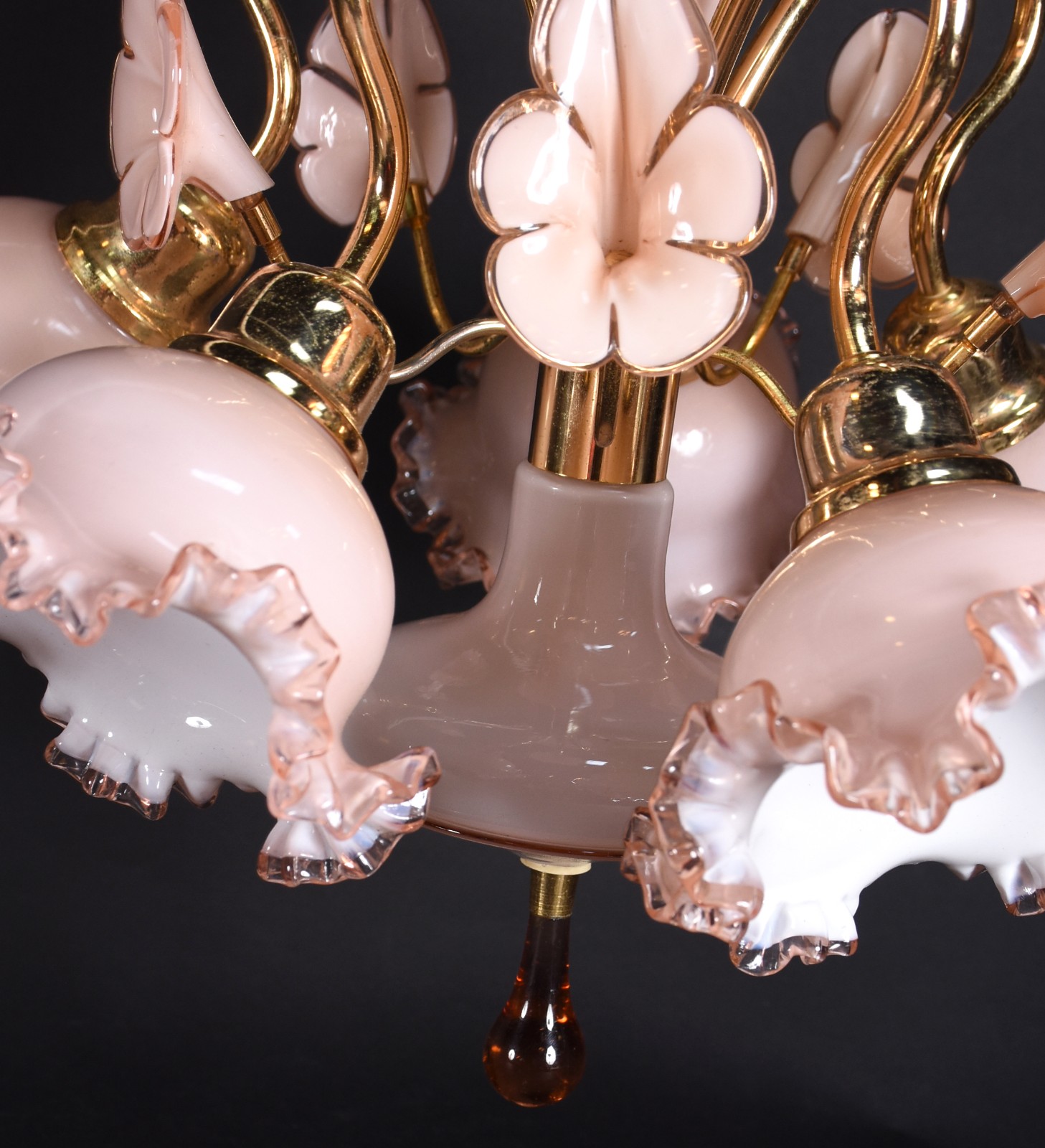 Lustre de metal dourado para 5 velas, mangas de vidro na cor rosa. - foto 3 de 3