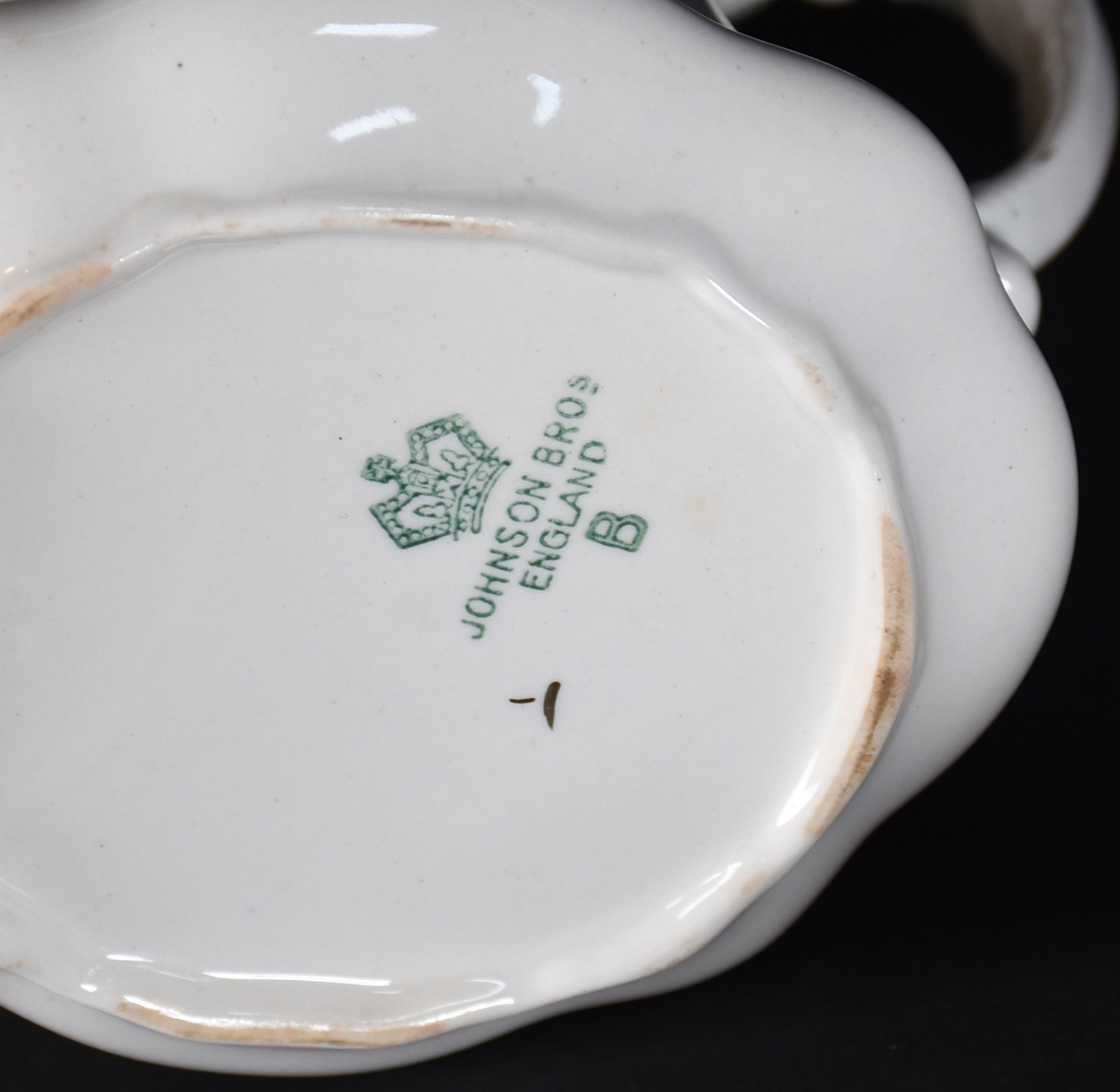 Conjunto de porcelana inglesa Johnson Bros na cor branca com flores... - foto 7 de 7