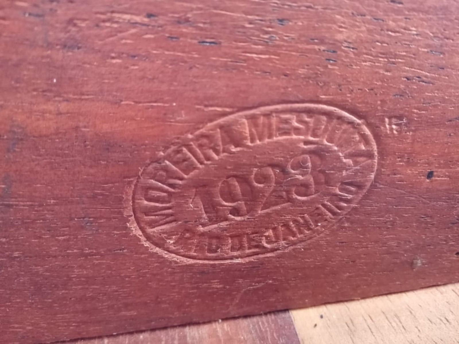 Mesa de escritório de madeira nobre, tampo retangular e tres fileiras... - foto 10 de 10