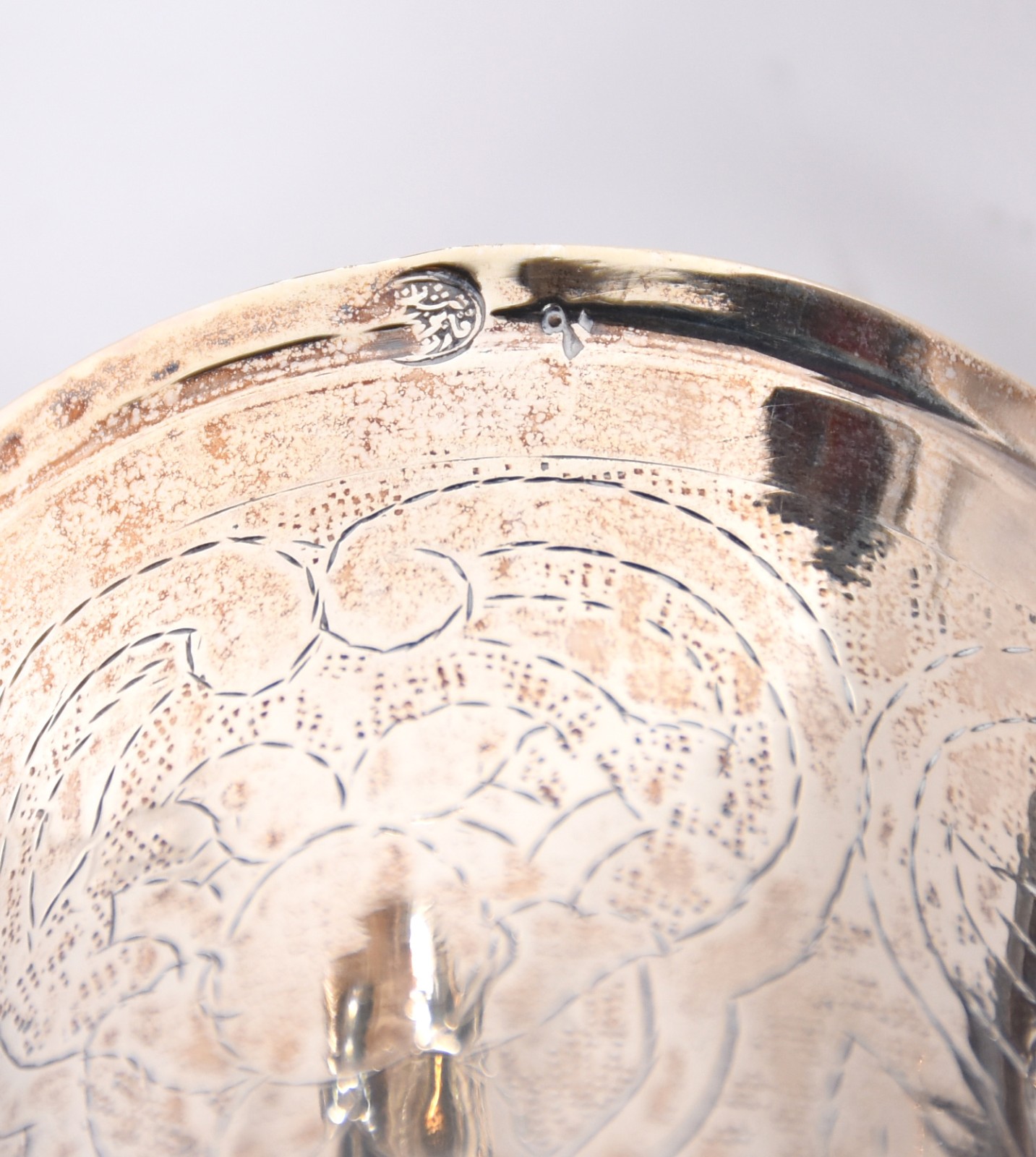 Caneca com tampa de prata cinzelada, pega e alça com pássaros em... - foto 5 de 5