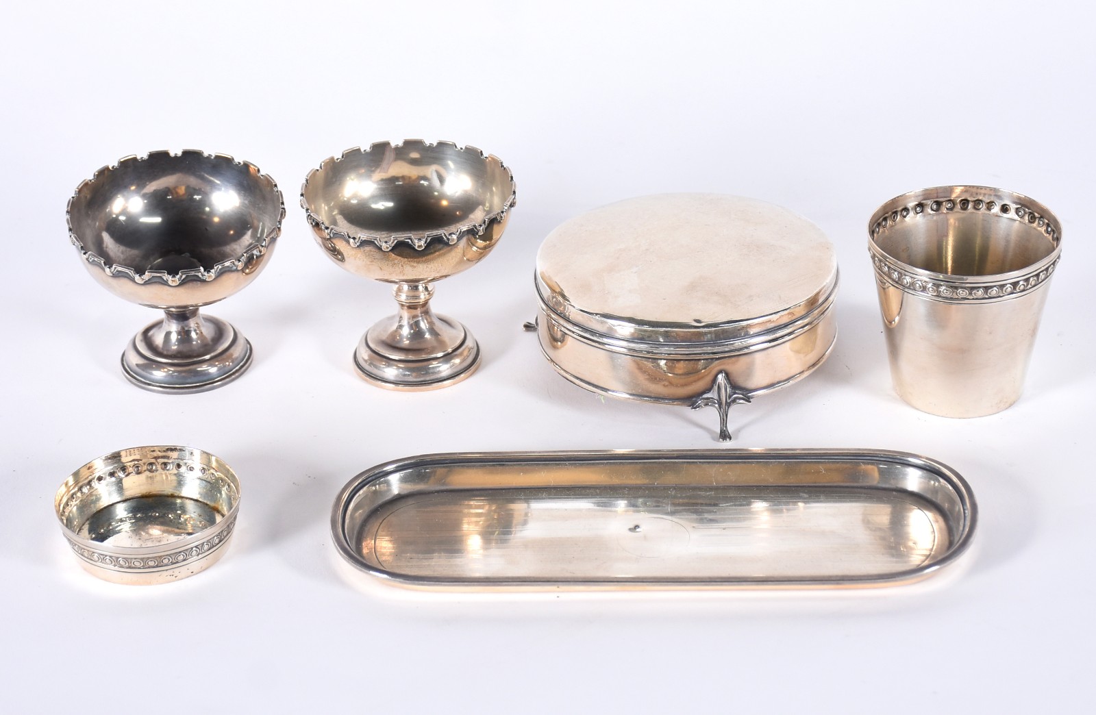 Seis pequenas peças de prata de lei, sendo: bandeja, 2 taças (uma... - foto 1 de 6