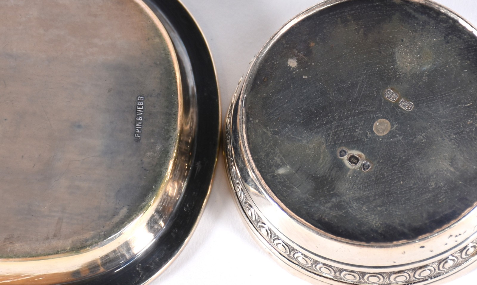 Seis pequenas peças de prata de lei, sendo: bandeja, 2 taças (uma... - foto 6 de 6