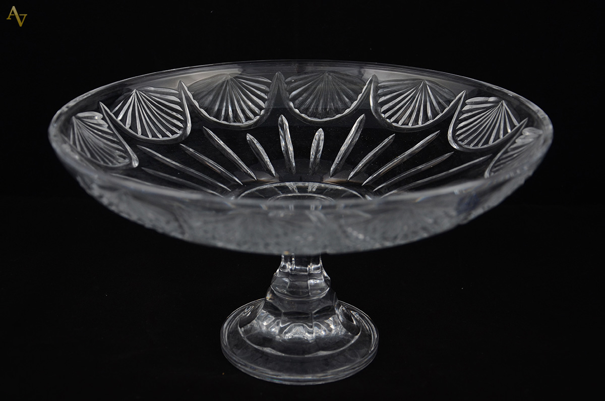 Centro de mesa com pé em cristal europeu lapidado, diam. 30 cm.