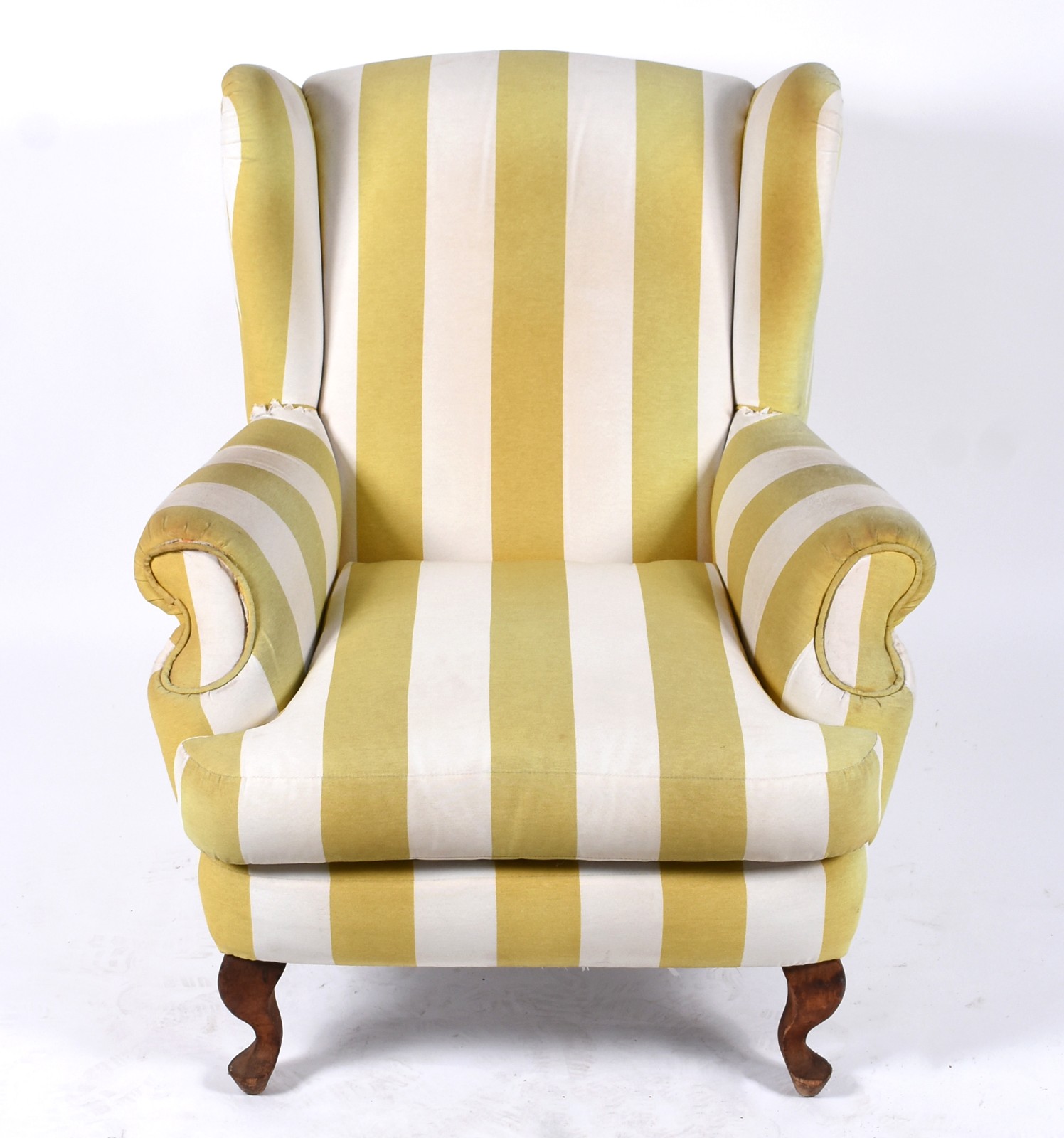 Poltrona bergere estofada e forrada com tecido listrado de amarelo e... - foto 2 de 5
