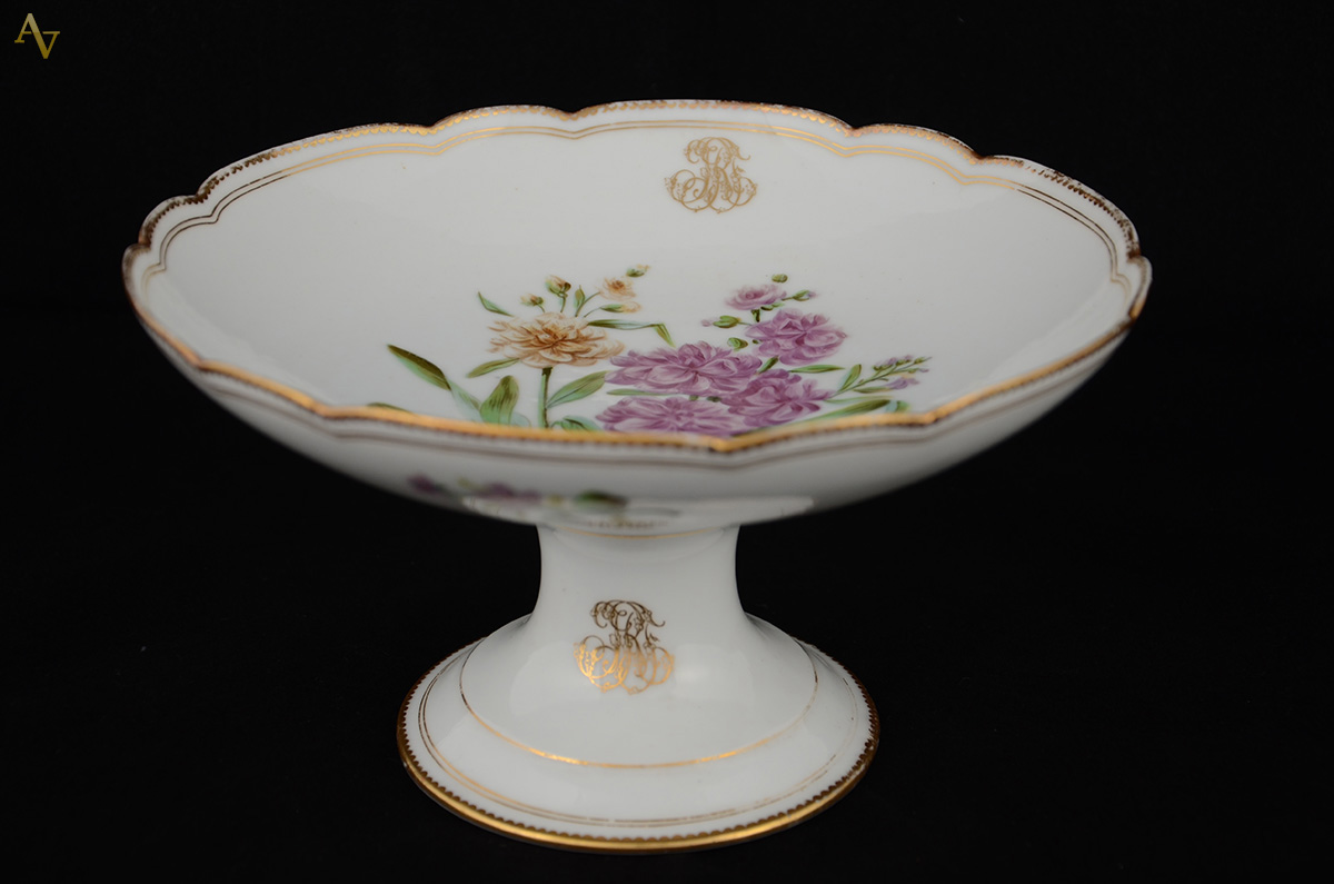 Fruteira em porcelana européia - Brasão Russel - com flores em... - foto 1 de 2