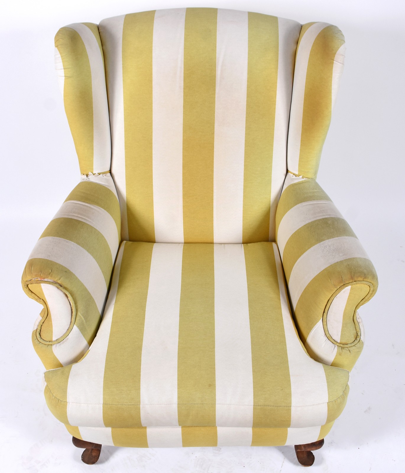 Poltrona bergere estofada e forrada com tecido listrado de amarelo e... - foto 3 de 5