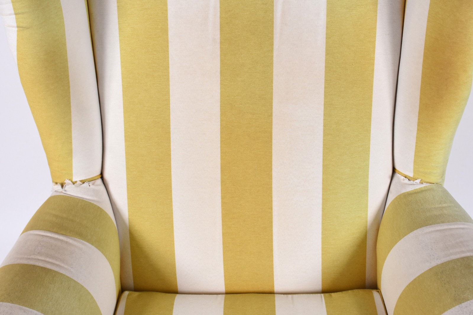 Poltrona bergere estofada e forrada com tecido listrado de amarelo e... - foto 4 de 5