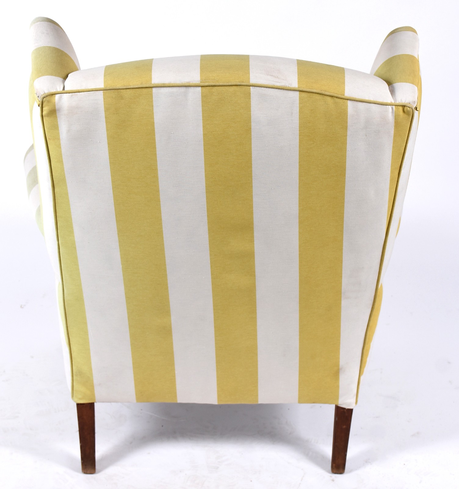 Poltrona bergere estofada e forrada com tecido listrado de amarelo e... - foto 5 de 5