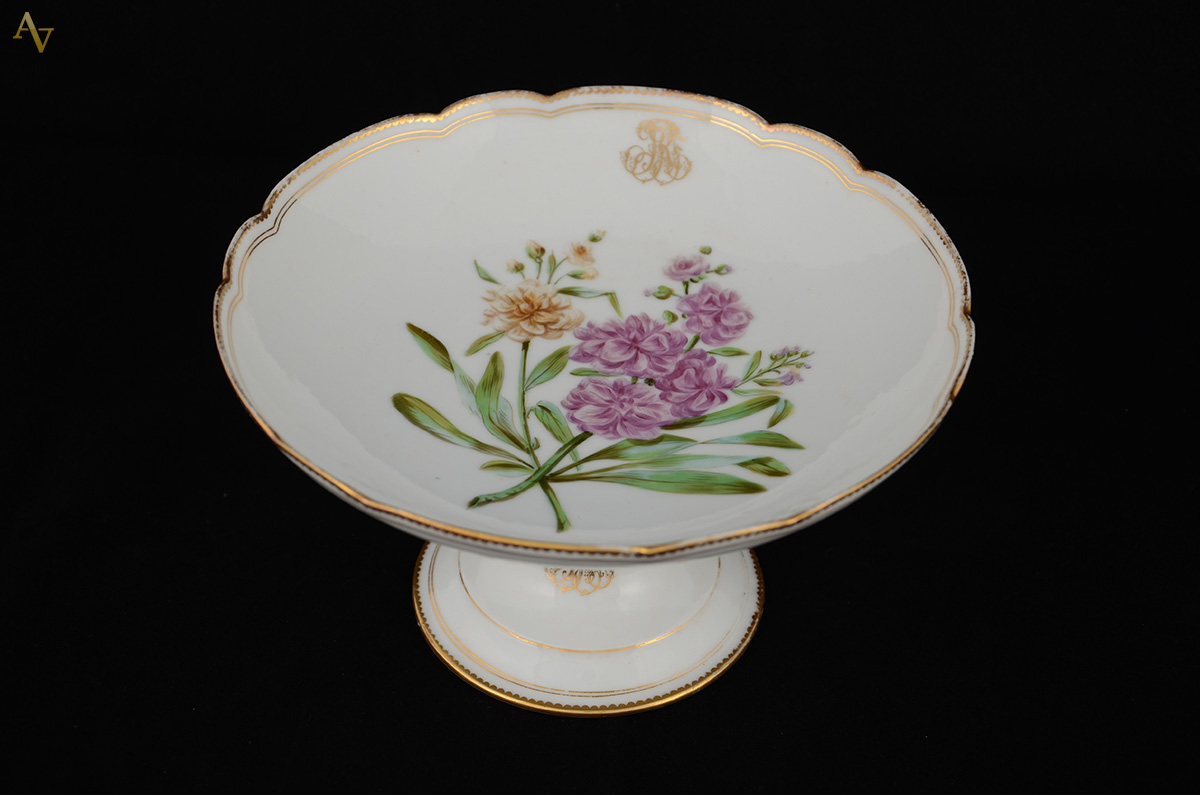 Fruteira em porcelana européia - Brasão Russel - com flores em... - foto 2 de 2