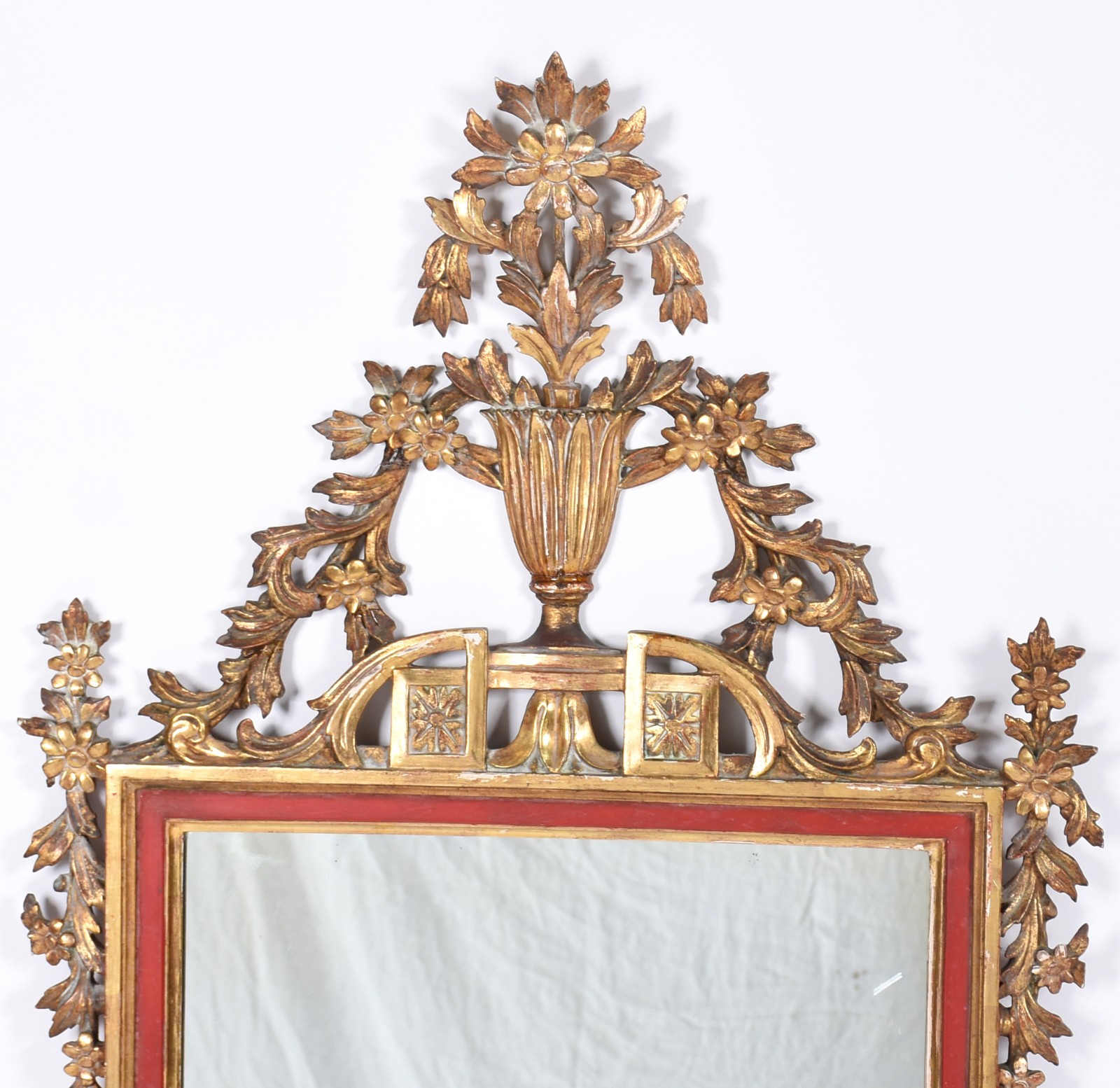 Antigo espelho de cristal com moldura de madeira ricamente entalhada... - foto 2 de 4