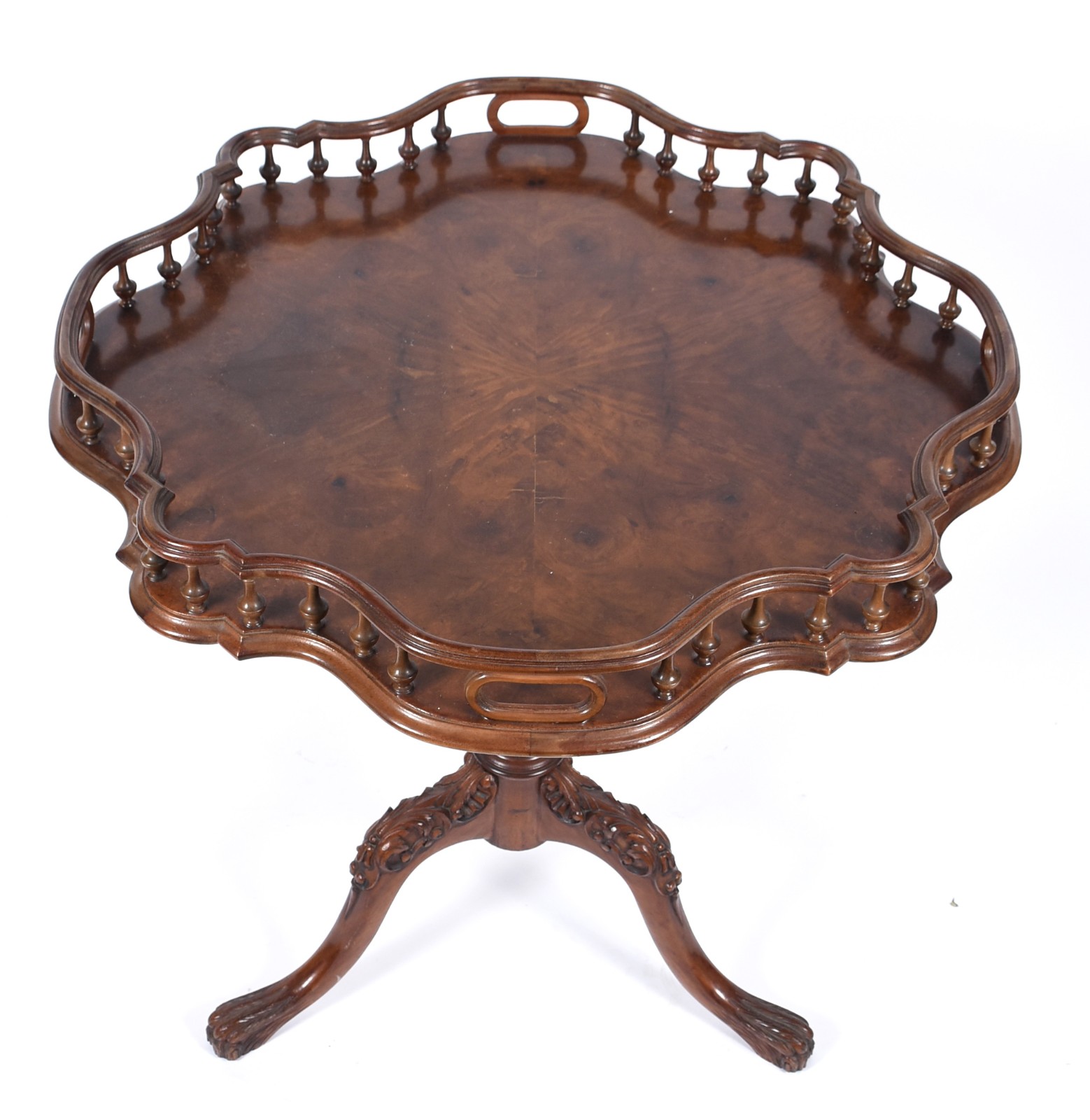 Mesa gueridon de madeira nobre, estilo ingles, tampo recortado com... - foto 4 de 6