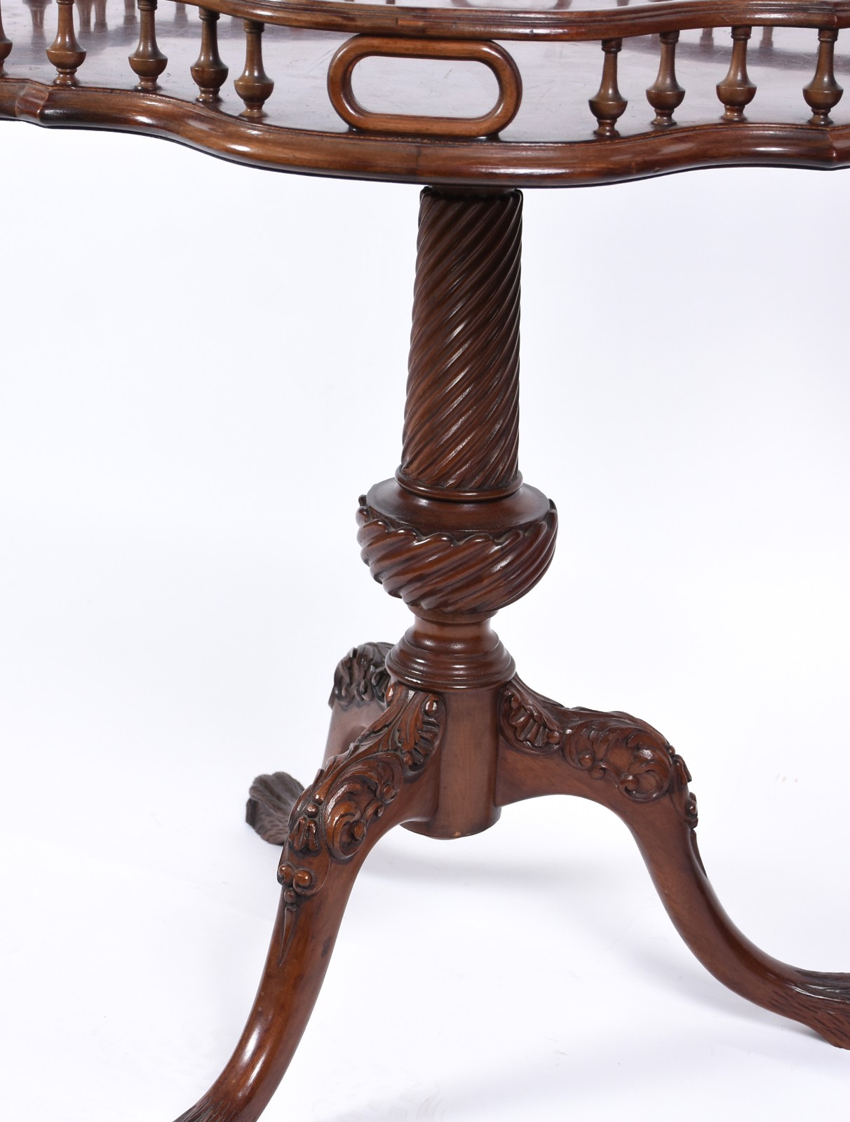 Mesa gueridon de madeira nobre, estilo ingles, tampo recortado com... - foto 5 de 6