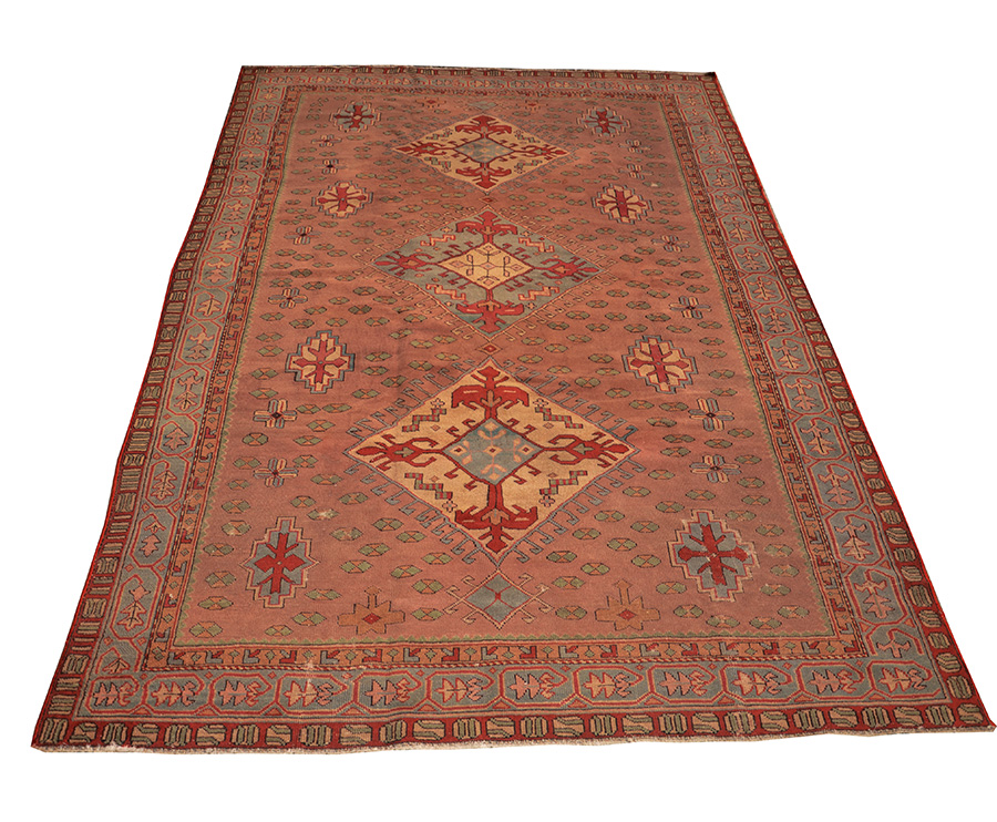 Tapete oriental com desenho caucasiano. Med.: 3,06 x 2,00 m