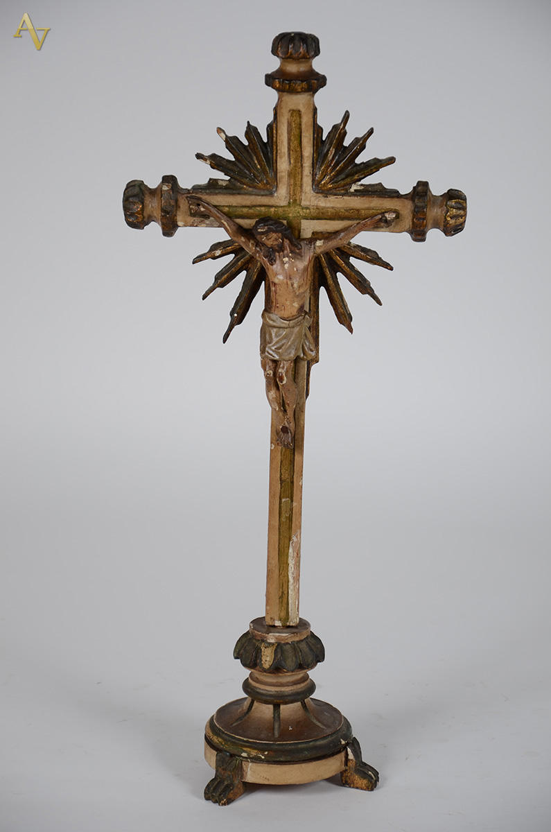 Crucifixo com figura de Cristo em madeira entalhada com realces... - foto 1 de 3