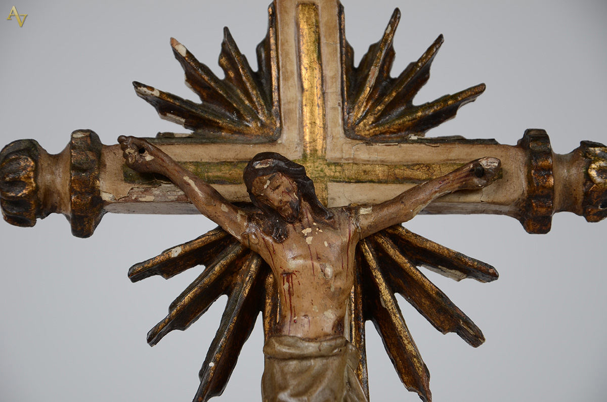 Crucifixo com figura de Cristo em madeira entalhada com realces... - foto 2 de 3