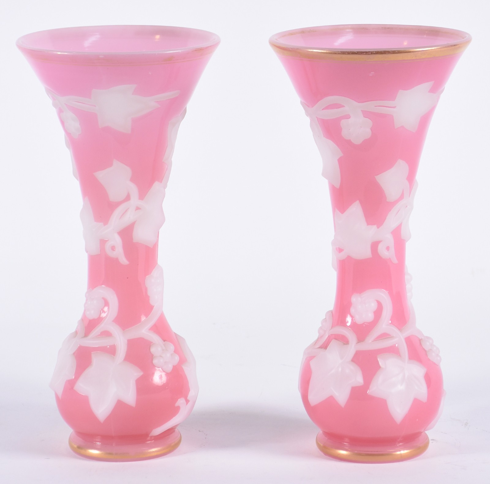 Par de elegantes vasos de opalina francesa Baccarat na cor rosa com... - foto 1 de 4