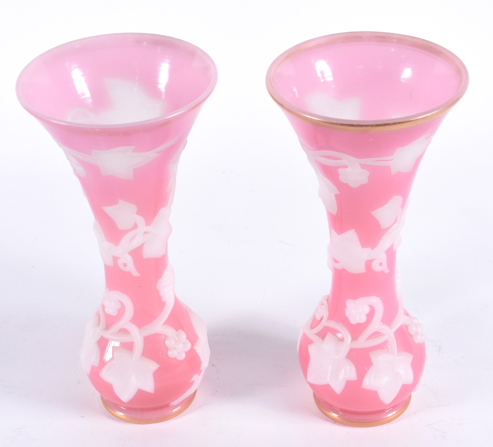 Par de elegantes vasos de opalina francesa Baccarat na cor rosa com... - foto 2 de 4